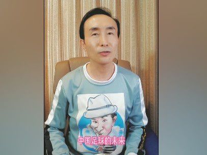 被疑有“暴力偏向”的差人吴英雄（赵又廷 饰），第一次办案就上演冒死飞车追逐年夜戏，撞毁了几条街道，被迫令遏制办案的他，仍在追踪一出古怪案件。而在海港城另外一头，自称“三联会三级干部”的黑道上班族徐达夫（黄渤 饰），为了女人调用帮派黑金私运钻石，买卖时突遭神秘步队乱枪扫射，混 乱当中来到现场的吴英雄，本觉得只是一场暗盘买卖，但在逮住徐达夫以后，一场年夜灾害起头了……                                  　　在特警军队+外国杀手+神秘美男（杨颖 饰）的连环夺命，直升机+重机枪+火箭弹的全城追杀下，一个公理感过甚的差人，和一个喜感实足的黑帮，不能不构成另类“双雄”，除流亡，他们还得面临一场大难，由于那口装着钻石的箱子没那末简单，36个小时后，海港城就将扑灭，而真实的仇敌，仿佛永久都比他们快一步……